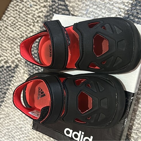 22 Beden siyah Renk Adidas Çocuk Sandalet