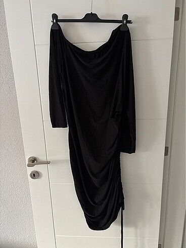 Trendyol & Milla Siyah bel dekolteli uzun büzgülü elbise 4XL
