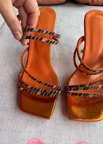 Boncuk İşlemeli Çok Renkli Yılan Desenli Topuklu - Görsel 2