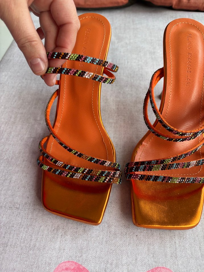 Boncuk İşlemeli Çok Renkli Yılan Desenli Topuklu - Görsel 2