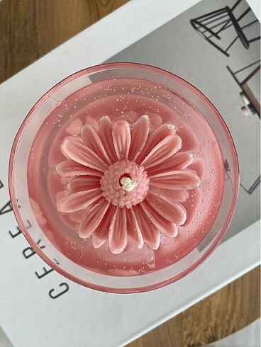 Pembe papatyalı jel mum