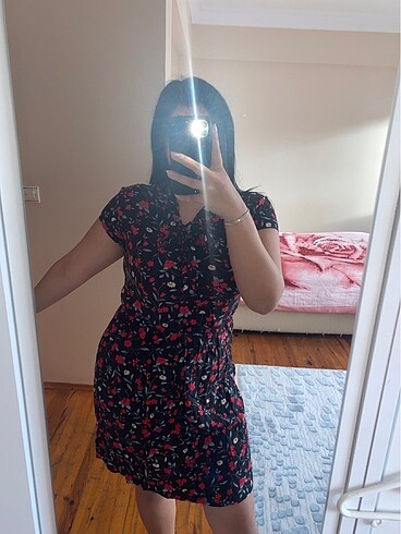 kırmızı çiçekli elbise