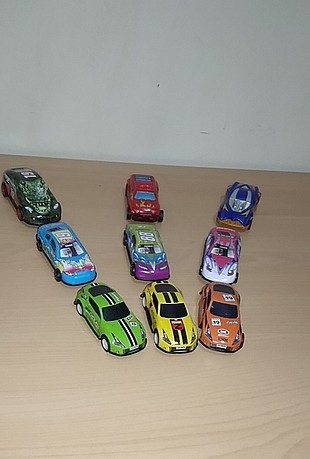 oyuncak arabalar 9 adet küçük (4 tanesi metal, 5 tanesi plastik 