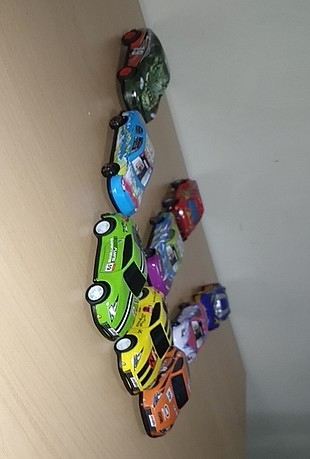 Diğer oyuncak arabalar 9 adet küçük (4 tanesi metal, 5 tanesi plastik 
