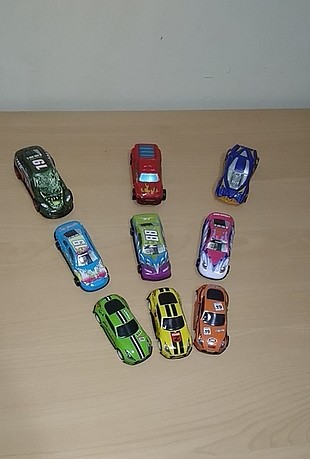 diğer Beden oyuncak arabalar 9 adet küçük (4 tanesi metal, 5 tanesi plastik 