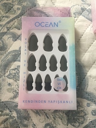 Siyah etiketli takma tırnak