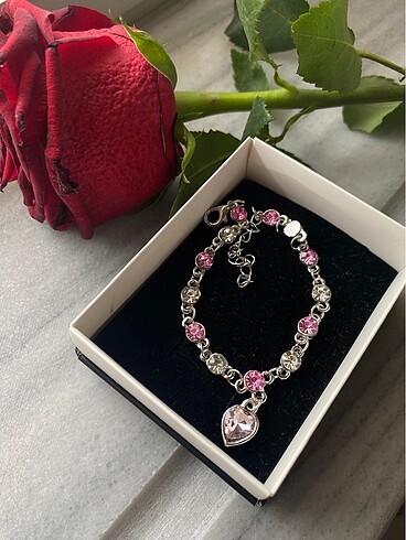 Beden Kalpli Pembe Charmlı Zincir Model Bileklik