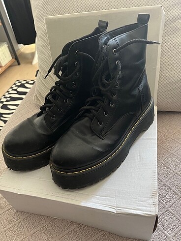 Dr. Martens Sarı dikişli bot