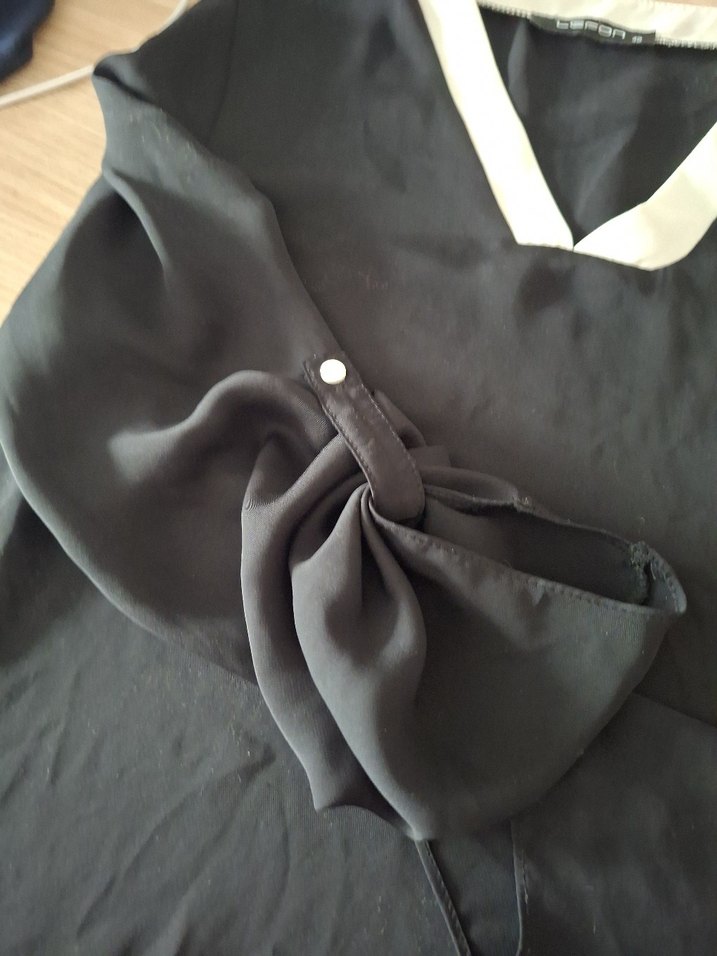 Siyah V Yakalı Bluzu - Görsel 3