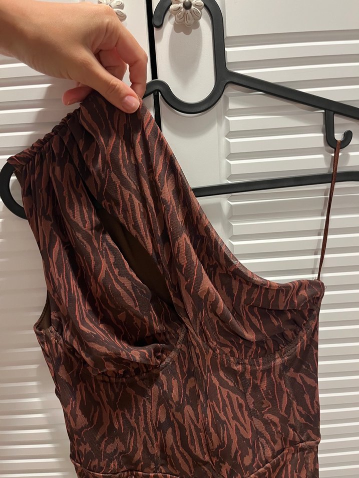 Bershka Asimetrik Tek Omuzlu Kahverengi Mini Elbise — görsel 2/5