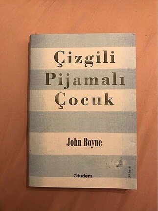 Çizgili pijamalı çocuk