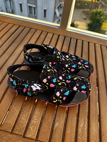 Skechers 30 numara sandalet