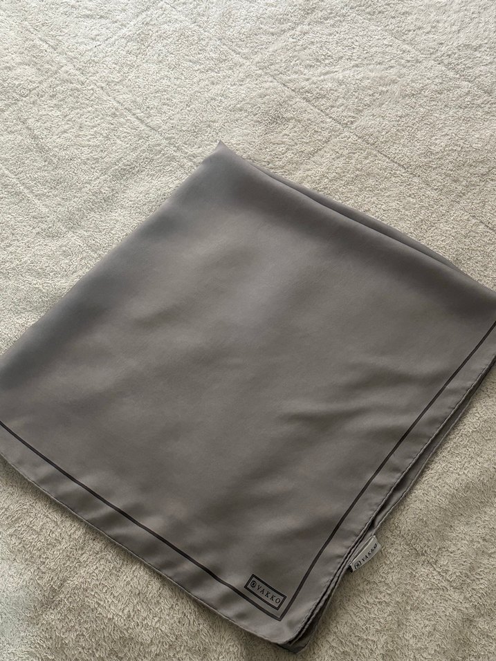 Gri Vakko Eşarp - Görsel 3