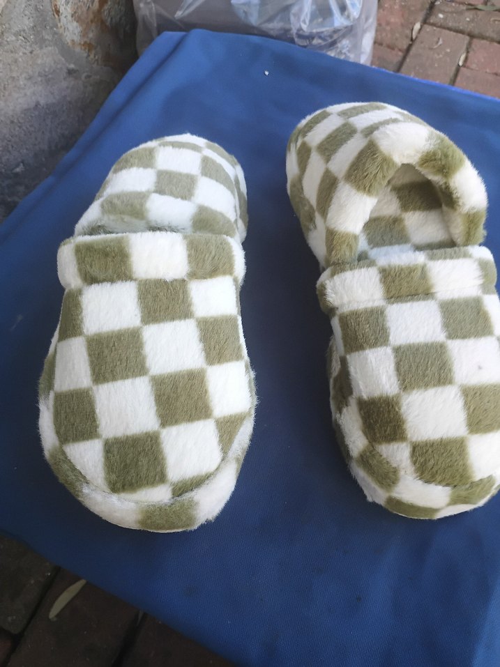 Kahverengi Kareli Peluş Kadın Ev Terliği - Görsel 2