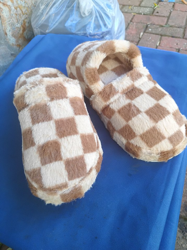 Kahverengi Kareli Peluş Kadın Ev Terliği - Görsel 3