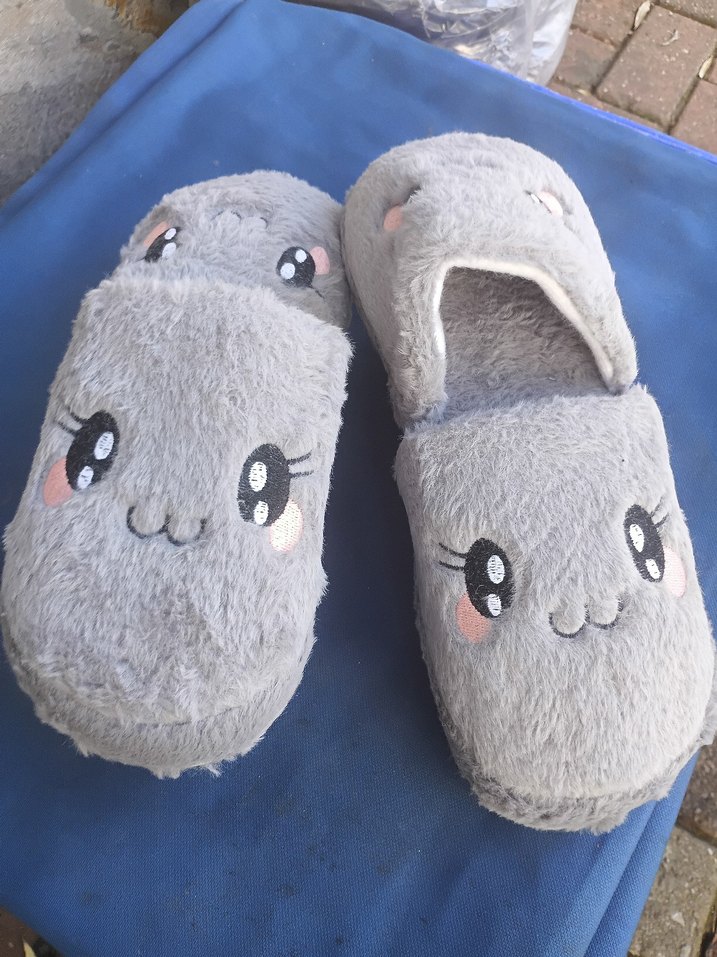 Gri Peluş Kadın Ev Terliği - Görsel 3