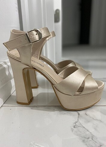 39 Beden Gold topuklu platform ayakkabı