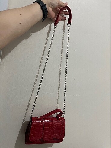 Stradivarius Kırmızı askılı çanta. Küçük boydur. Str değildir. 1 kere kullanı