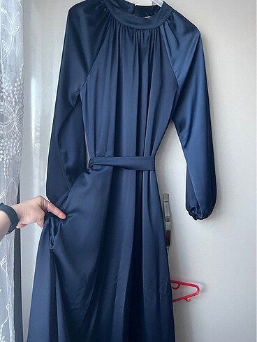 Suud Collection Saten tesettür abiye. L beden uyumludur. 1 kez kullanılmıştır
