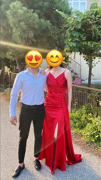 Bir kez giyilmiş, kırmızı yırtmaçlı abiye