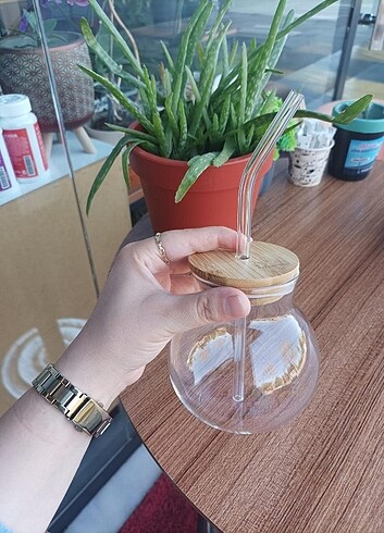 Cam pipetli tombul bardak