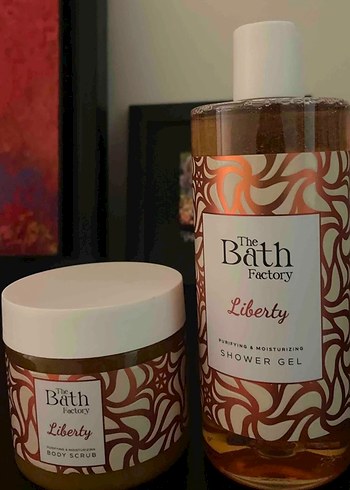 The Bath Factory Liberty Vücut Peelingi ve duş jeli ikili set - Görsel 2