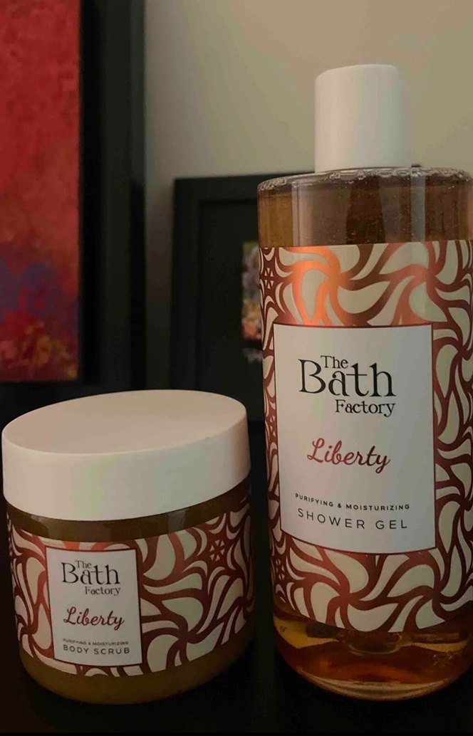 The Bath Factory Liberty Vücut Peelingi ve duş jeli ikili set - Görsel 2