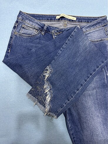 LC Waikiki Paçaları nakışlı kot pantolon