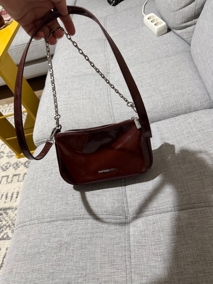 Bordo Parlak Deri Zincir Detaylı Kadın Çanta berskha - Görsel 5