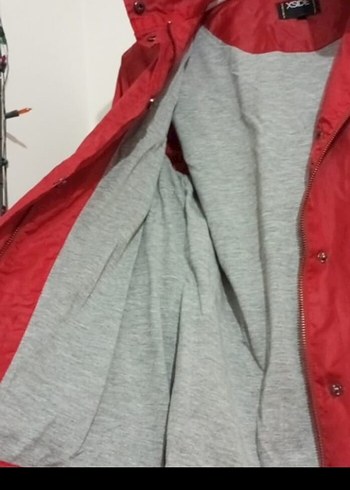 Gri Detaylı Kırmızı Düğmeli Kadın Yağmurluk - Görsel 3