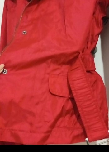 Gri Detaylı Kırmızı Düğmeli Kadın Yağmurluk - Görsel 4