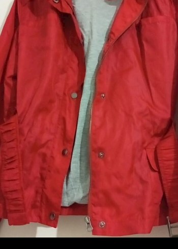 Gri Detaylı Kırmızı Düğmeli Kadın Yağmurluk - Görsel 5