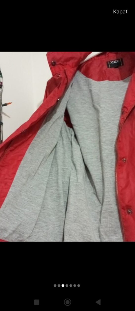 Gri Detaylı Kırmızı Düğmeli Kadın Yağmurluk - Görsel 3