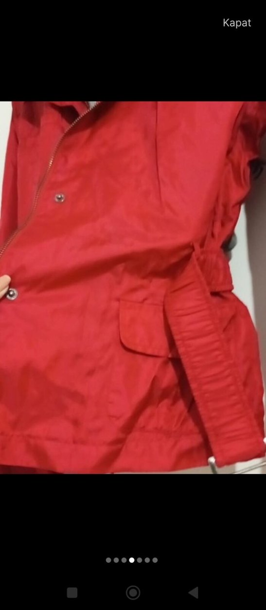 Gri Detaylı Kırmızı Düğmeli Kadın Yağmurluk - Görsel 4