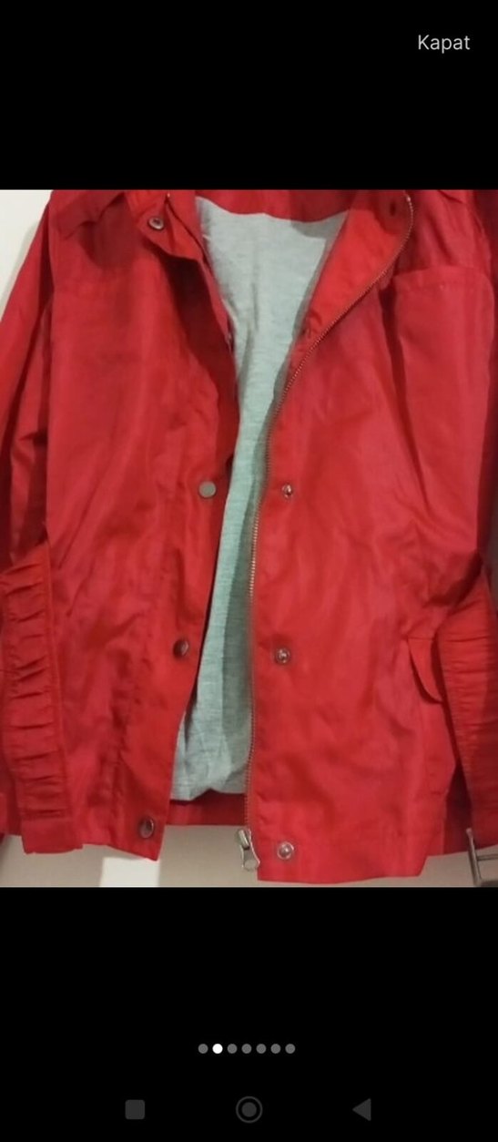 Gri Detaylı Kırmızı Düğmeli Kadın Yağmurluk - Görsel 5