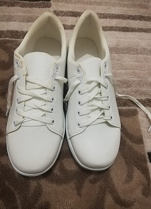 Beyaz ayakkabı
