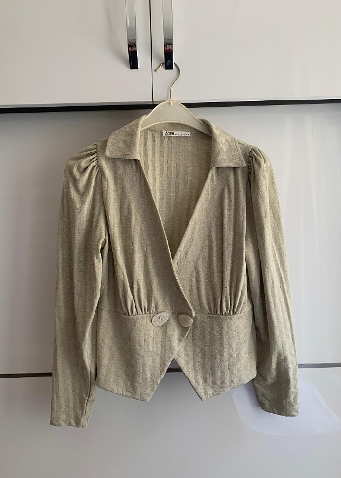 3 farklı bluz gömlek bulunmaktadır - Görsel 2