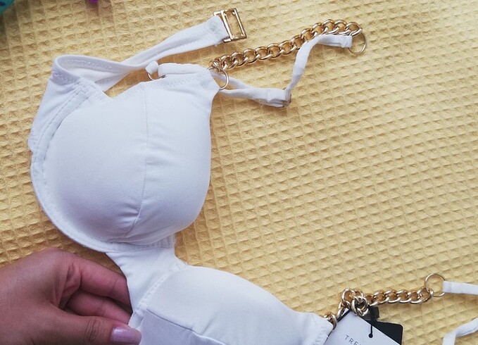 Beyaz gold detaylı bikini üst 