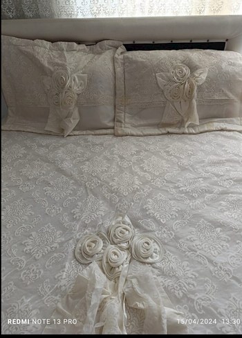 Nakışlı Beyaz Yatak Örtüsü - Görsel 4