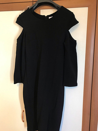 Siyah omuz dekolteli elbise