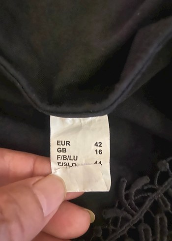 42 Beden Dantel Detaylı Siyah Kısa Kollu Bluz