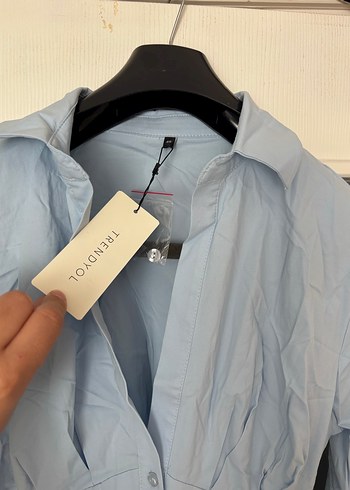 Düğmeli, uzun kollu, kısa kesim mavi gömlek - Görsel 3