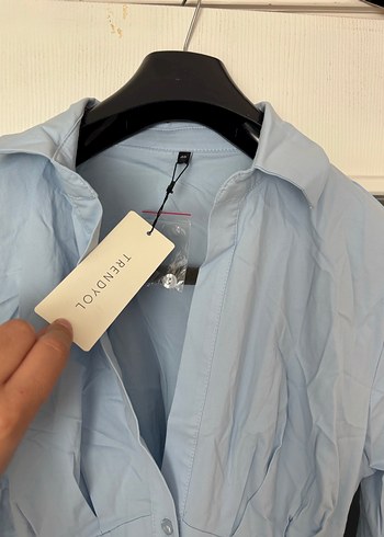 Düğmeli, uzun kollu, kısa kesim mavi gömlek - Görsel 4