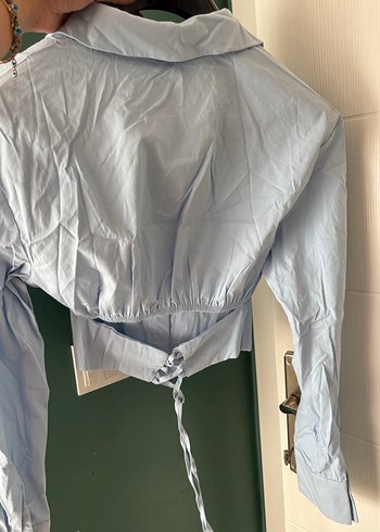 Düğmeli, uzun kollu, kısa kesim mavi gömlek - Görsel 5