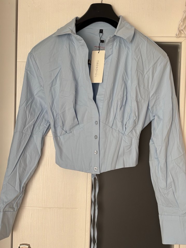 Düğmeli, uzun kollu, kısa kesim mavi gömlek - Görsel 2