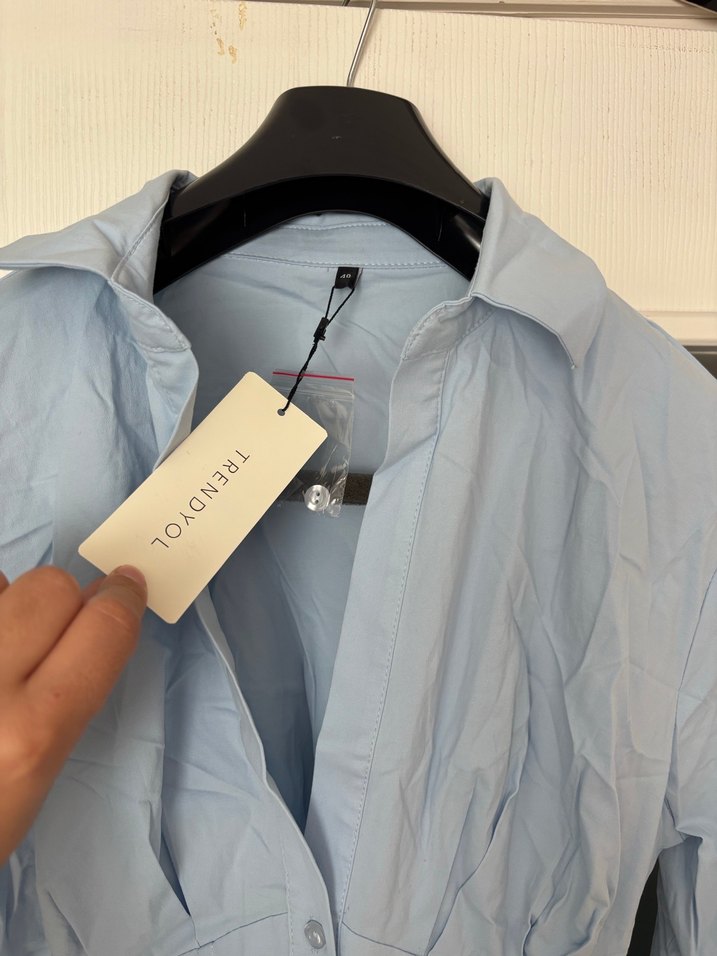 Düğmeli, uzun kollu, kısa kesim mavi gömlek - Görsel 3