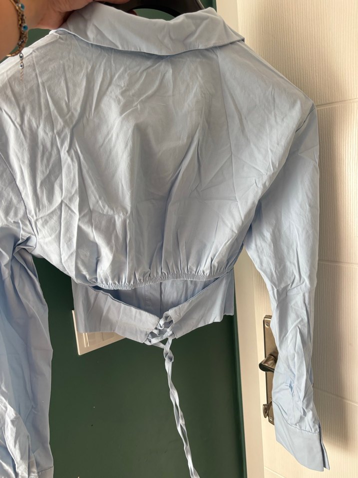 Düğmeli, uzun kollu, kısa kesim mavi gömlek - Görsel 5