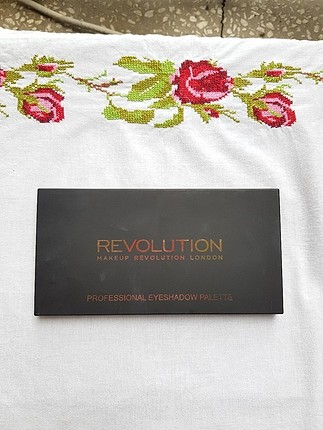 Revolution far paleti