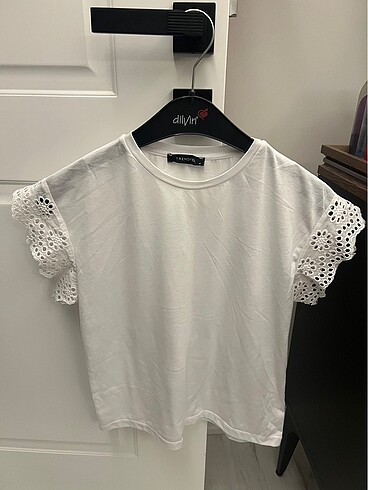 Kolları güpürlü shirt