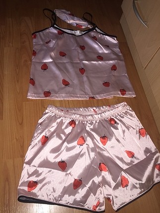 Saten pijama takımı çilekli